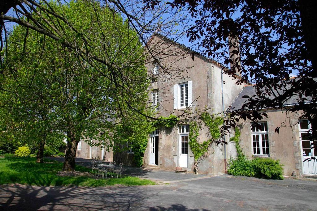 La Bonne Ecole Bed and Breakfast Les Landes-Genusson Exteriör bild