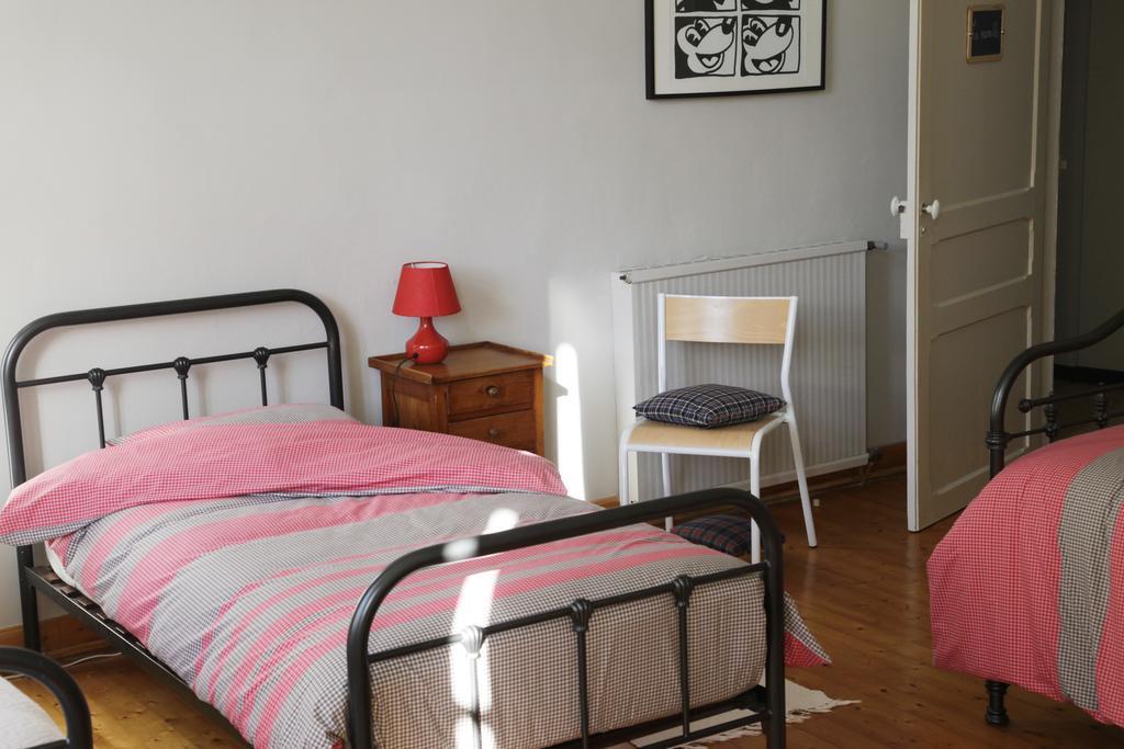 La Bonne Ecole Bed and Breakfast Les Landes-Genusson Rum bild